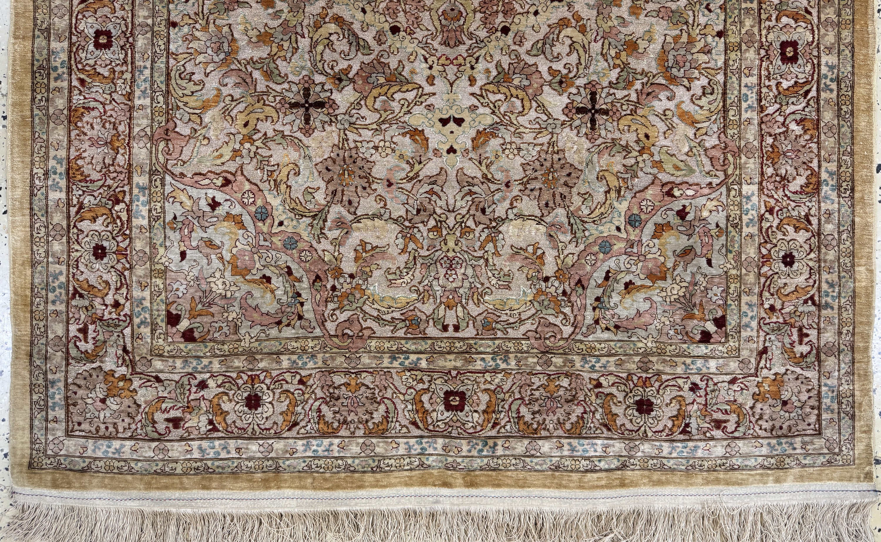 Detail c: Hereke Seide fein signiert, Türkei, Mitte 20.Jhd, reine Naturseide"Metallbroschiert", ca. 185 x 123 cm, ca. 1 Mio Kn/qm, EHZ: 1-2