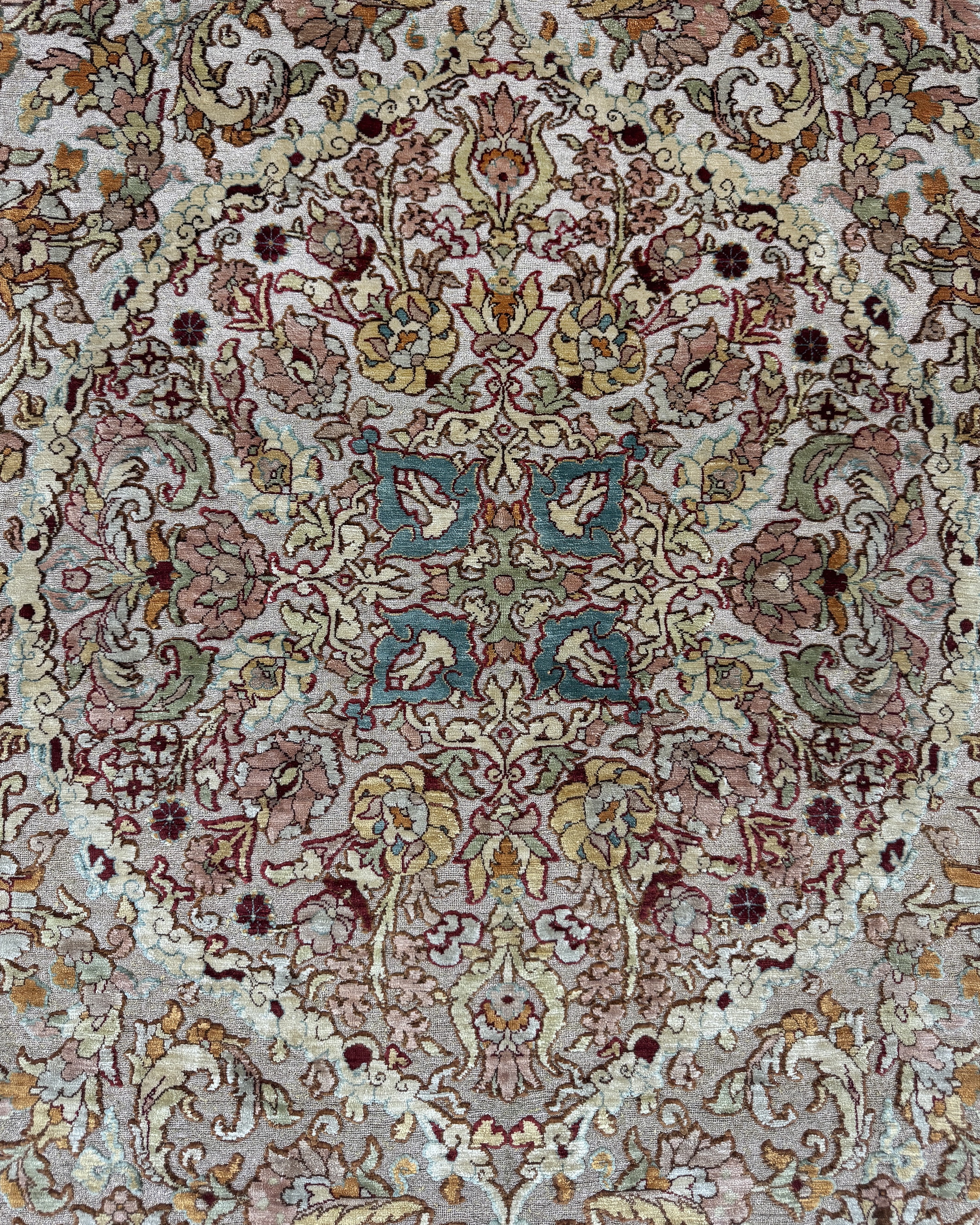 Detail e: Hereke Seide fein signiert, Türkei, Mitte 20.Jhd, reine Naturseide"Metallbroschiert", ca. 185 x 123 cm, ca. 1 Mio Kn/qm, EHZ: 1-2