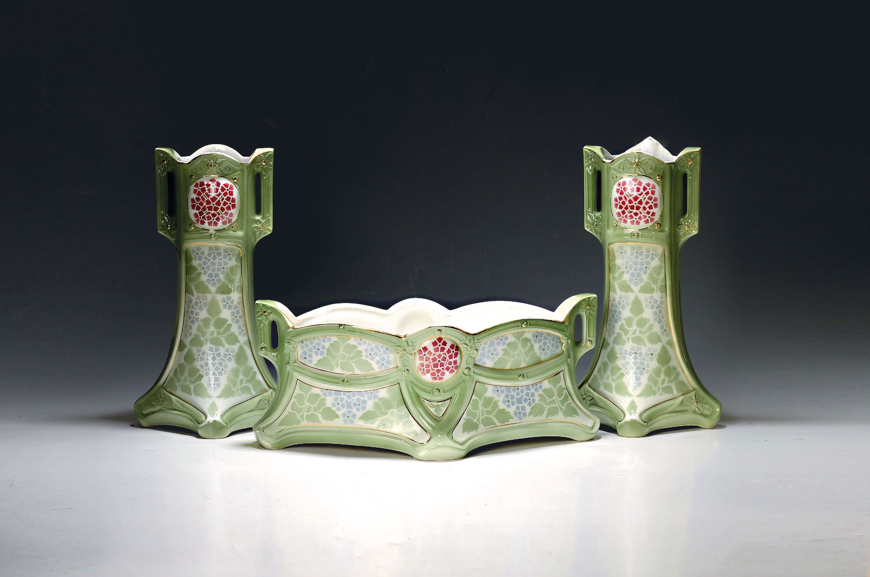 Image 27062837 - Paar Vasen und eine Jardiniere, K&G Luneville, Frankreich, um 1905, Keramik, hellgrüner ...