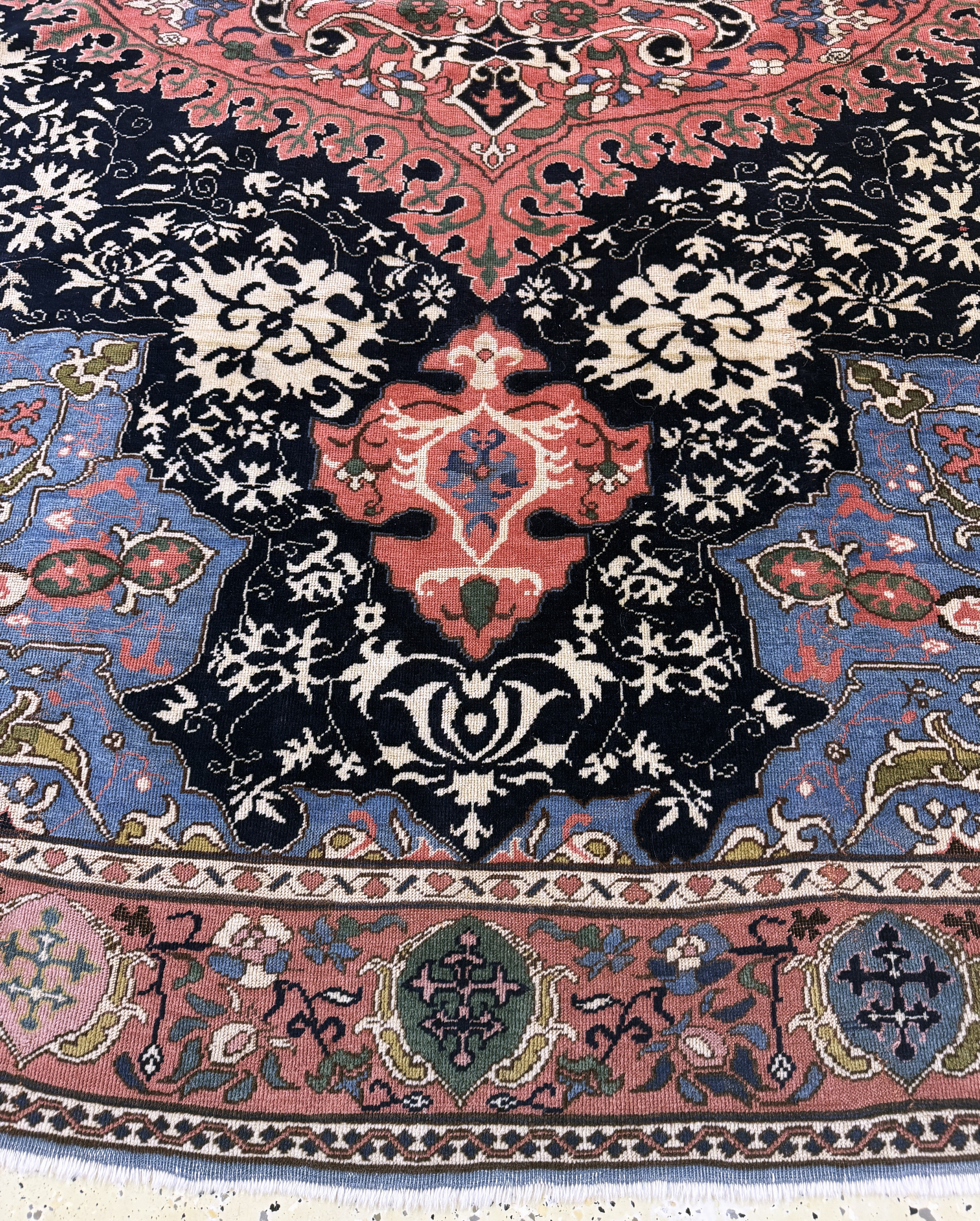 Detail b: "Medalion-Uschak"Türkei, (nach Vorbild des 16.Jhd.), Mitte 20.Jhd, Wolle auf Wolle, ca. 360 x 246 cm, EHZ:2(Oxidierte Stellen).
