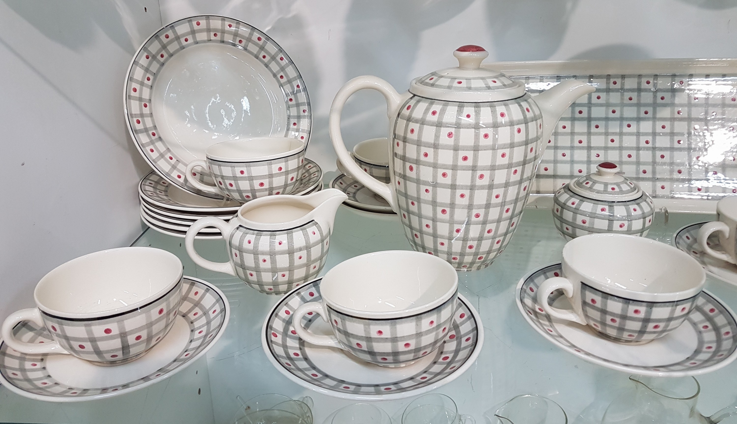 Detail a: Kaffeeservice "Christa", Villeroy & Boch, 1950er-Jahre, Keramik, farbig handbemalt, Rastermuster mit roten Punkten, Kaffeekanne, 6 Tassen ...