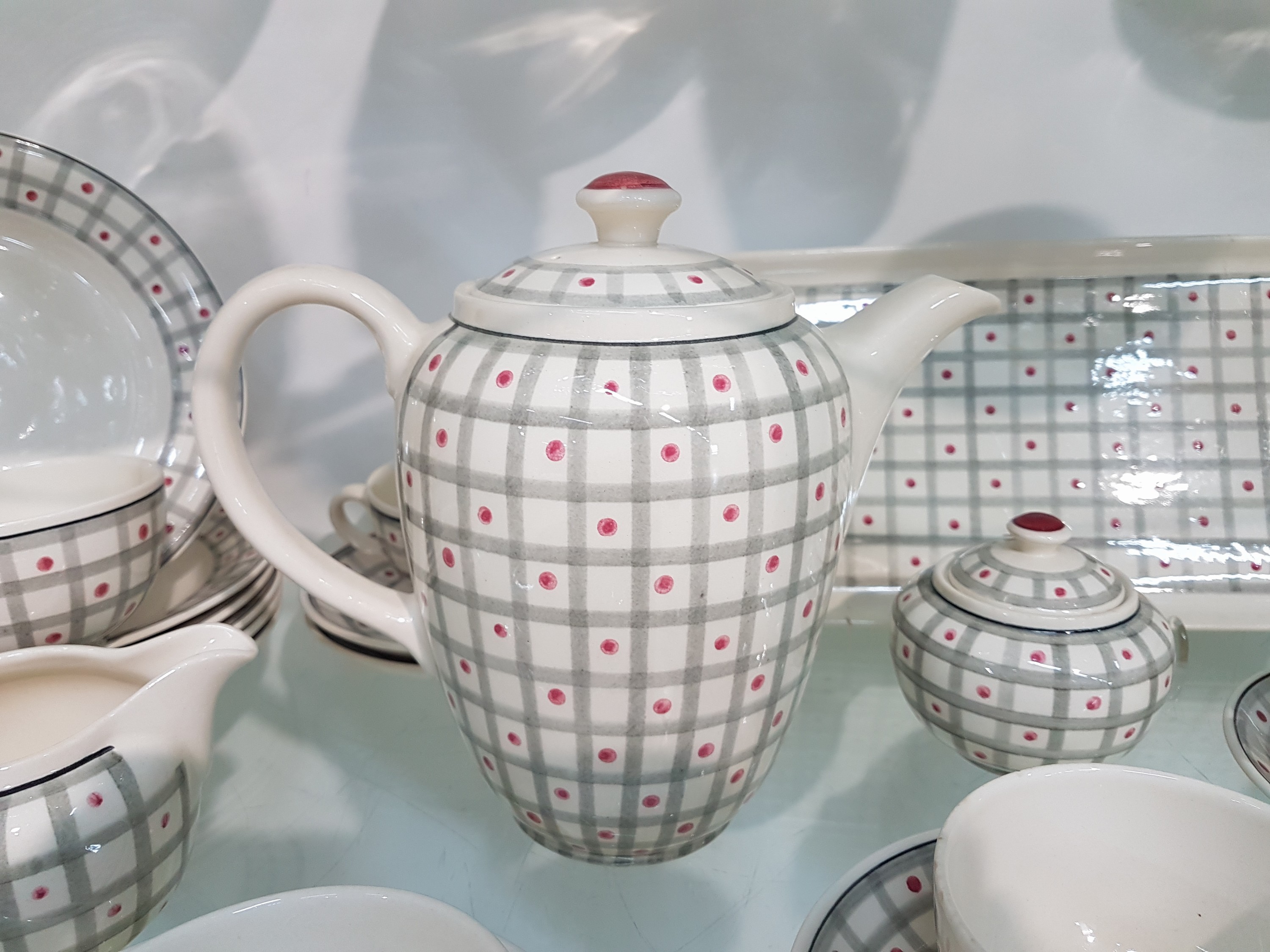 Detail b: Kaffeeservice "Christa", Villeroy & Boch, 1950er-Jahre, Keramik, farbig handbemalt, Rastermuster mit roten Punkten, Kaffeekanne, 6 Tassen ...