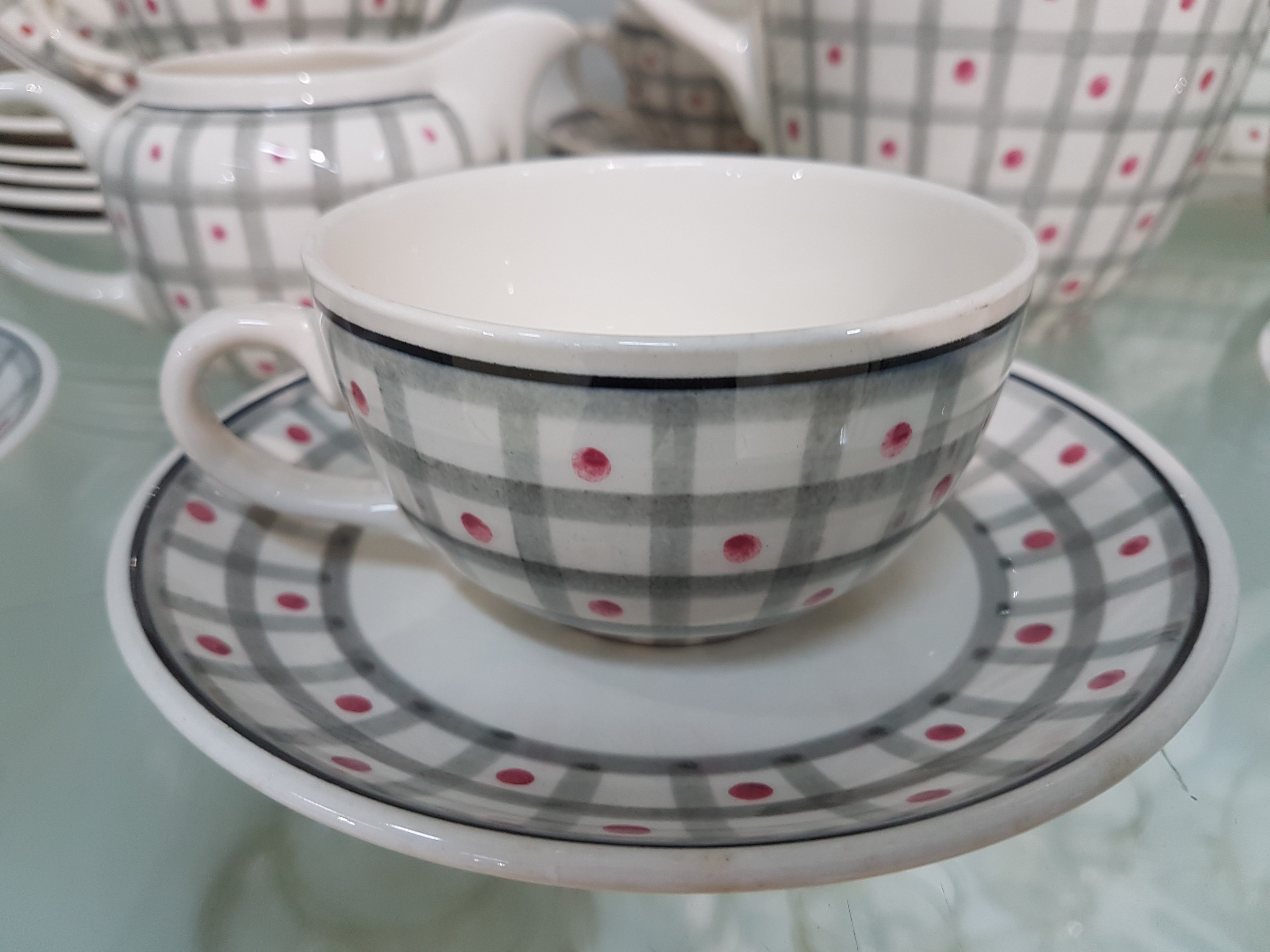 Detail c: Kaffeeservice "Christa", Villeroy & Boch, 1950er-Jahre, Keramik, farbig handbemalt, Rastermuster mit roten Punkten, Kaffeekanne, 6 Tassen ...