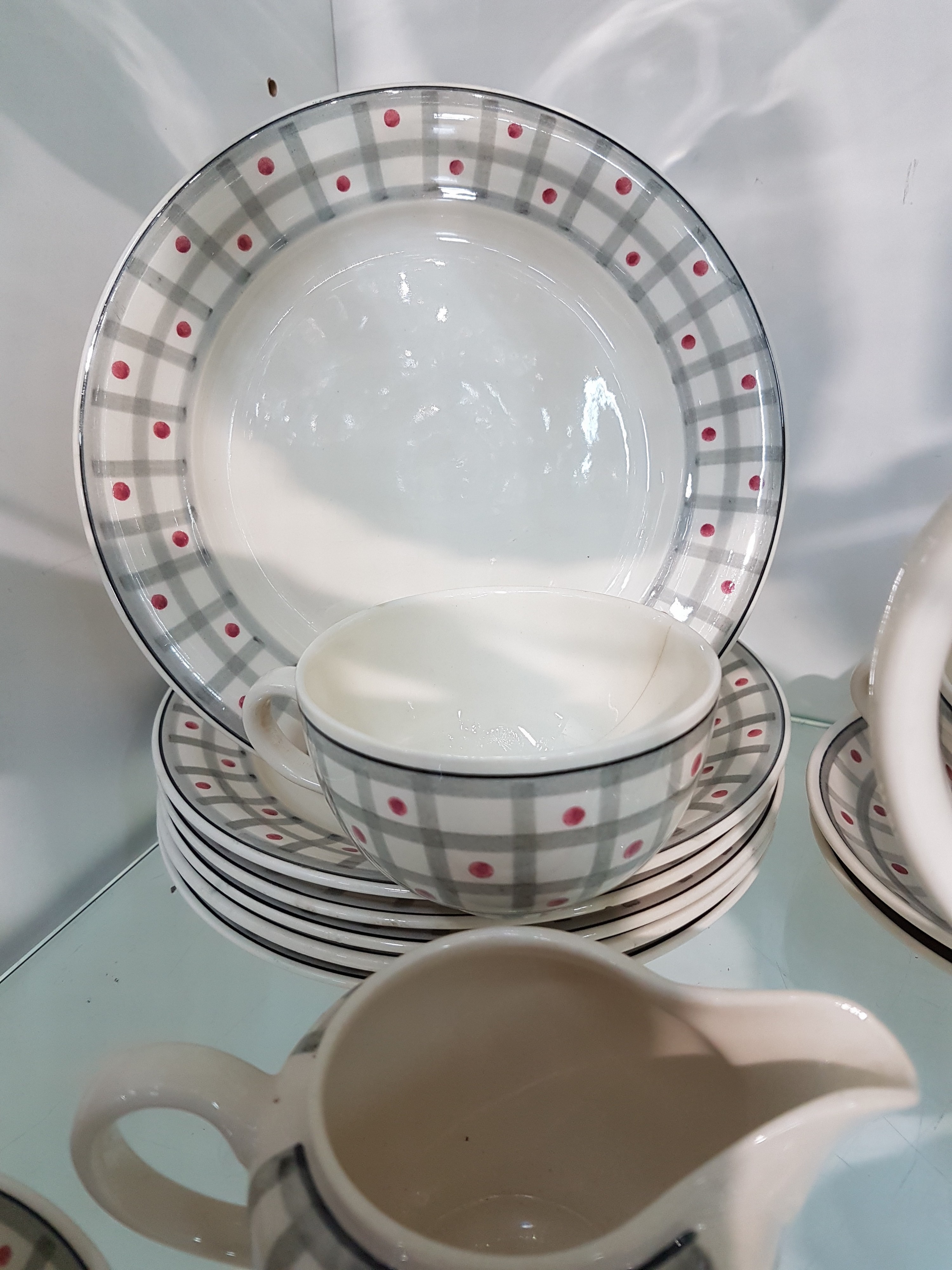 Detail d: Kaffeeservice "Christa", Villeroy & Boch, 1950er-Jahre, Keramik, farbig handbemalt, Rastermuster mit roten Punkten, Kaffeekanne, 6 Tassen ...