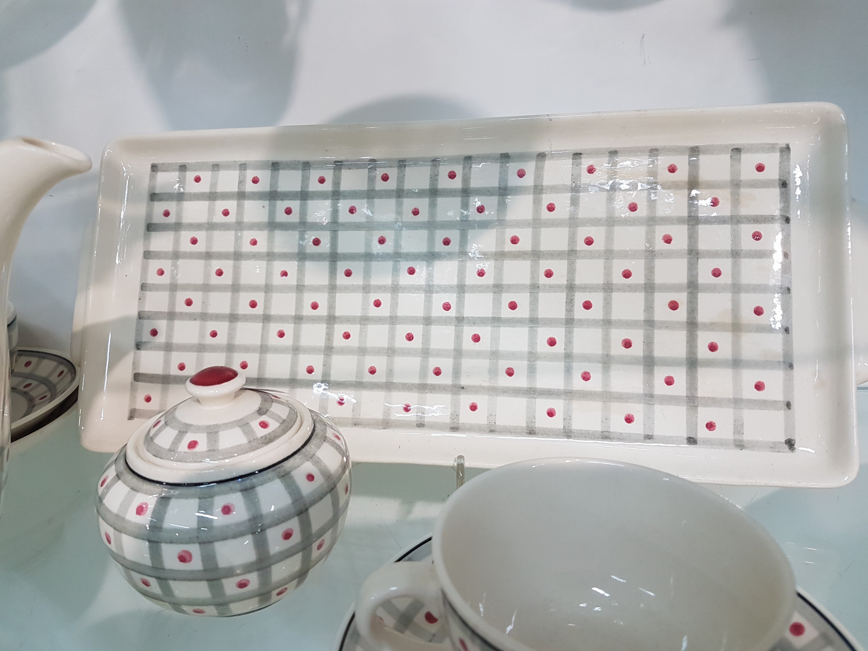 Detail e: Kaffeeservice "Christa", Villeroy & Boch, 1950er-Jahre, Keramik, farbig handbemalt, Rastermuster mit roten Punkten, Kaffeekanne, 6 Tassen ...