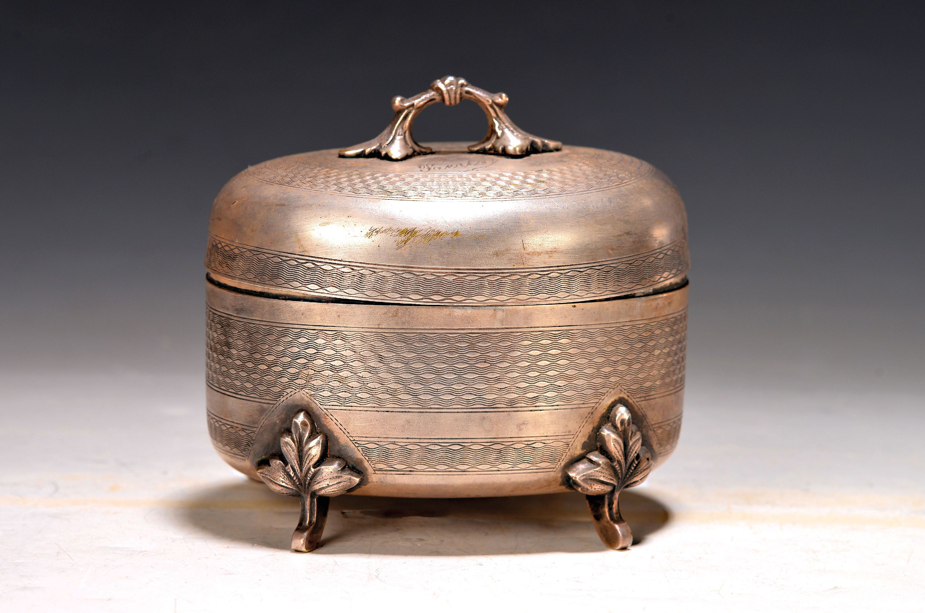 Image 27062849 - Zucker- bzw. Deckeldose, Österreich, 19.Jh., Metall versilbert, Gravurdekor, ...