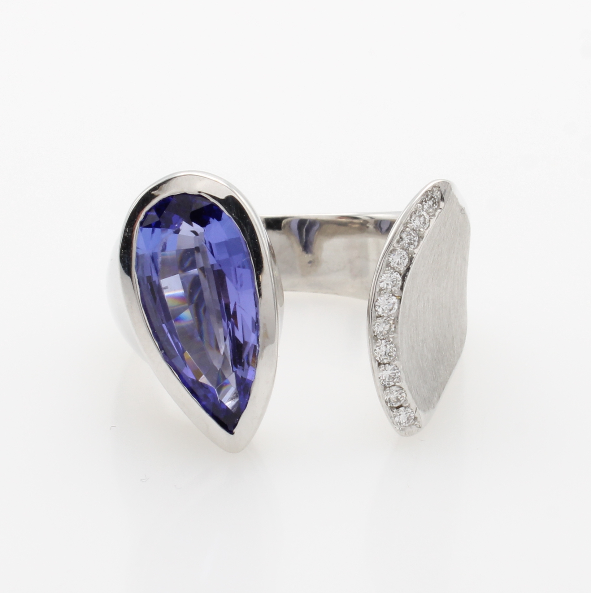 Image 27062855 - Ring mit Tansanit und Brillanten, WG 750/000, z.T. matt., Tansanittropfen ca. 3.3 ct, ...