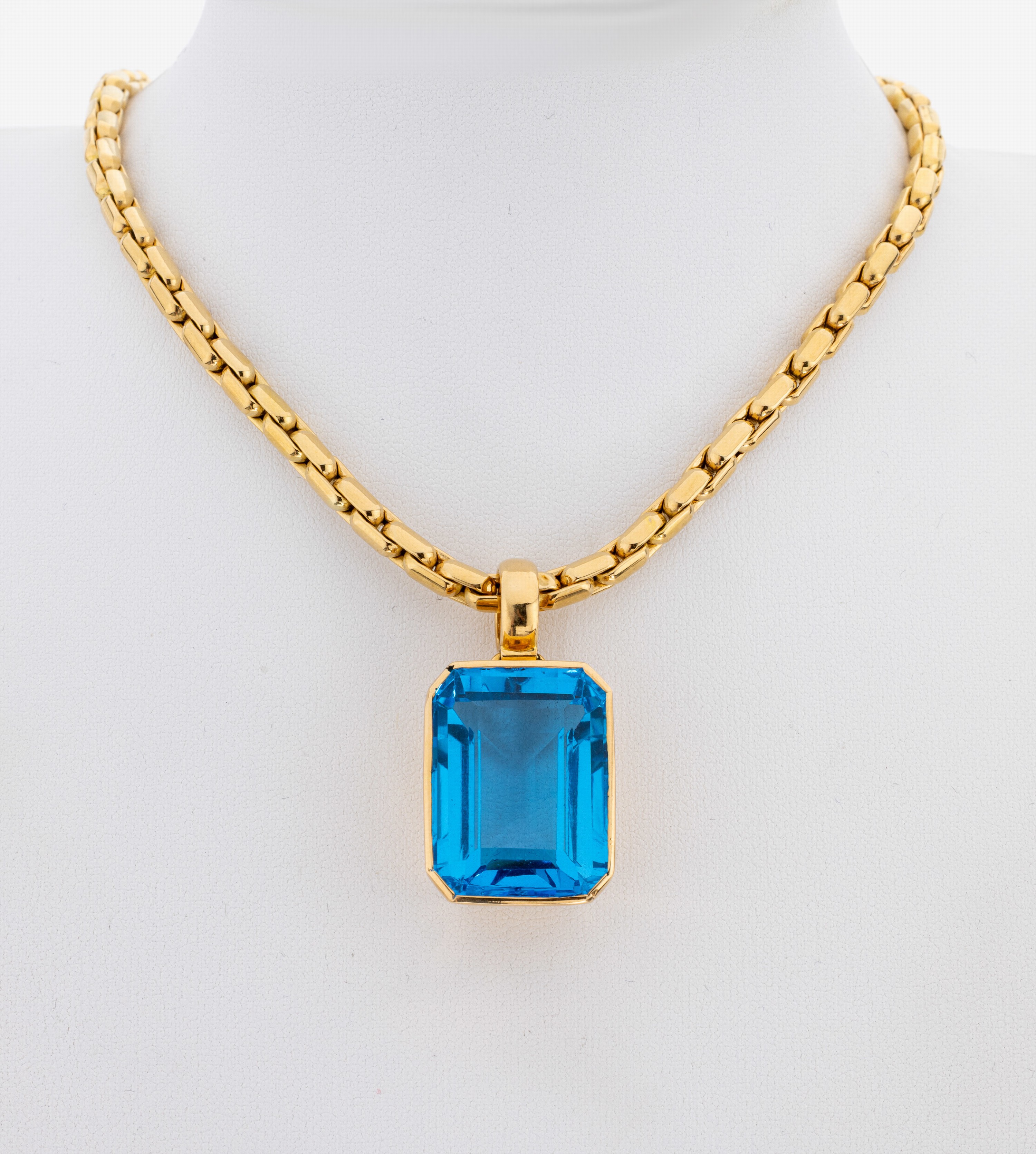 Image 27062890 - 18 kt Gold Topas-Anhänger, GG 750/000 gepr., Blautopas (beh.) im Treppenschliff ca. ...