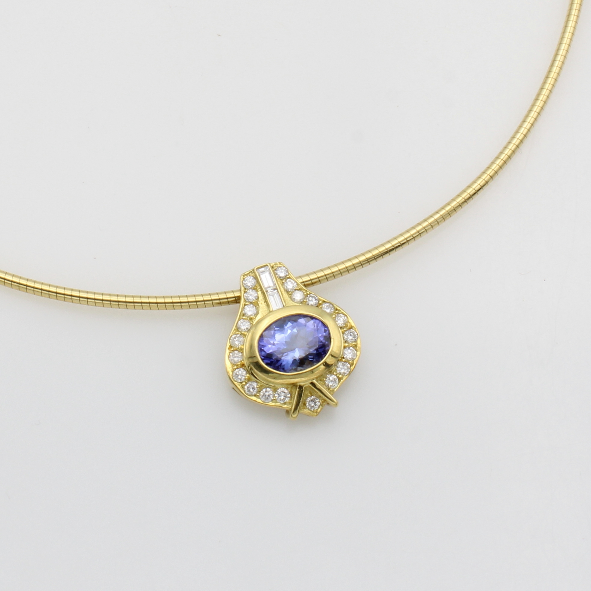 Image 27062891 - Anhänger mit Tansanit, Diamanten und Brillanten an Omegareif, GG 750/000, ovaler ...