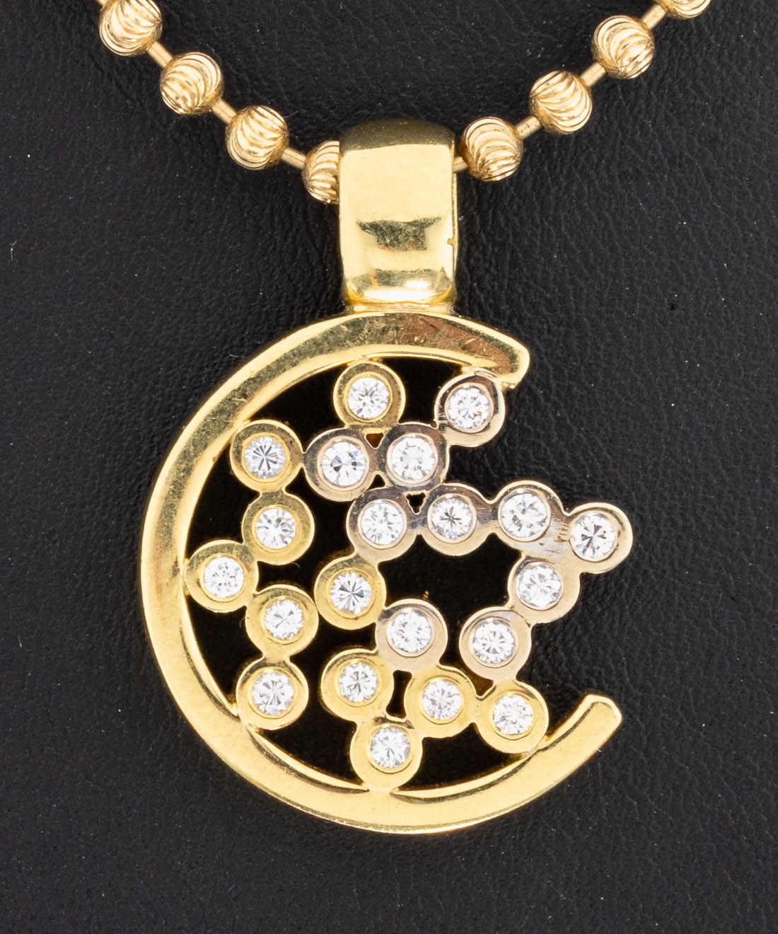 Detail a: 18 kt Gold Brillant-Anhänger, GG/WG 750/000, ungewöhnliche Gestaltung, in GG und WG gefasste 20 Brillanten zus. ca. 0.58 ct Weiß/si, an 14 kt ...