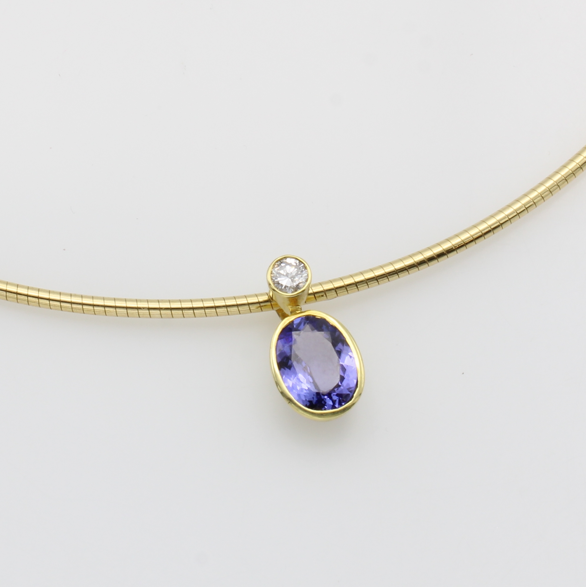 Image 27062893 - Anhänger mit Tansanit und Brillant an Omega- reif, GG 585/000, ovaler Tansanit ca. 1.82 ...