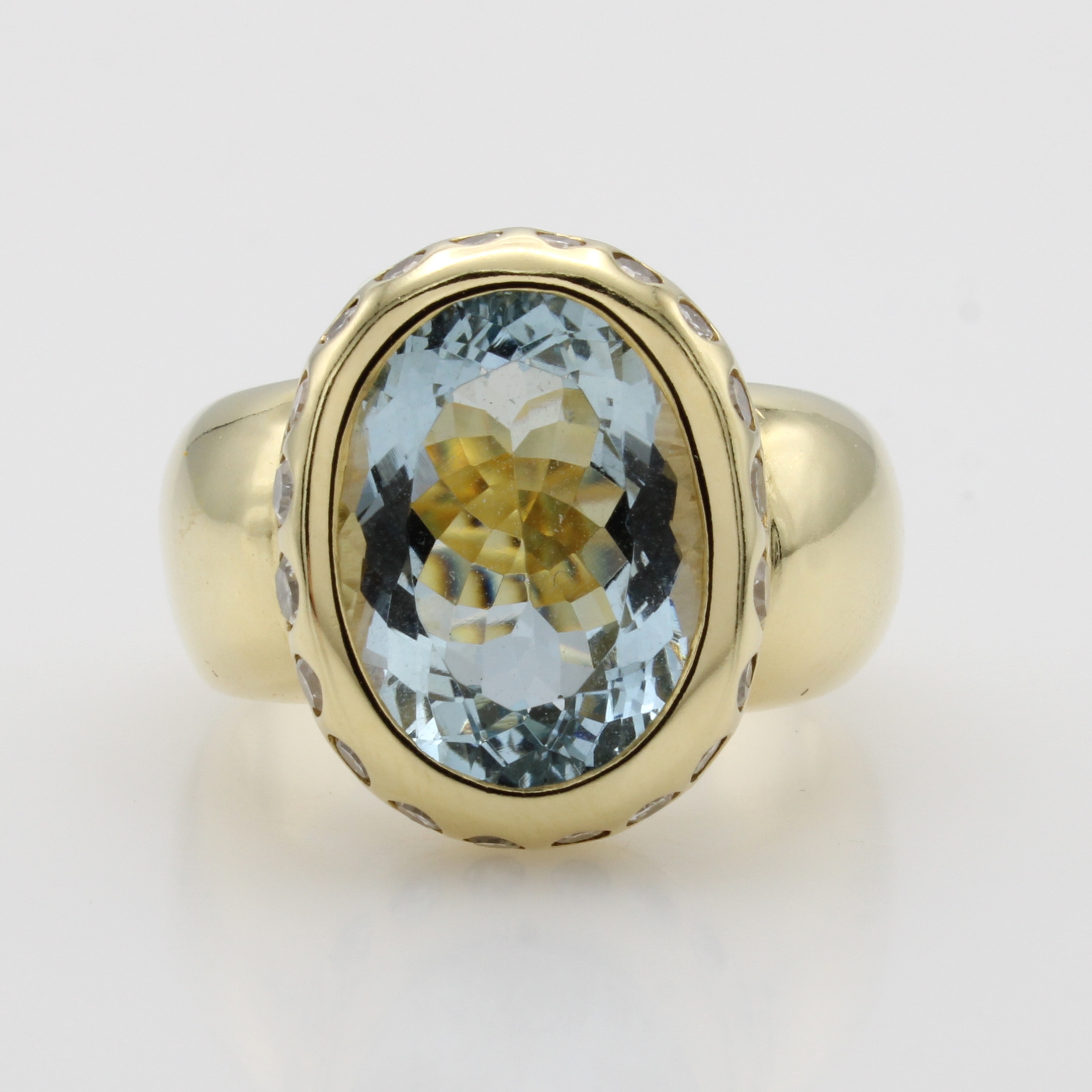 Image 27062894 - Ring mit Aquamarin und Diamanten, GG 585/ 000, ovaler Aquam. ca. 5.12 ct, Diam. an ...