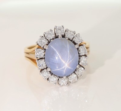 27062805a - 18 kt gold sapphire-brilliant-ring , YG/WG 750/000, centered oval star sapphire-cabochon ...