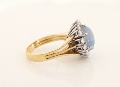 27062805b - 18 kt gold sapphire-brilliant-ring , YG/WG 750/000, centered oval star sapphire-cabochon ...