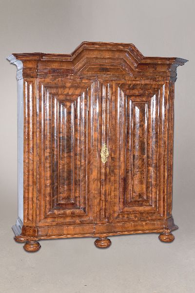 Image Frankfurter Wellenschrank, um 1740/50, Nußbaumfurnier, Gesims weit ausladend mit ...