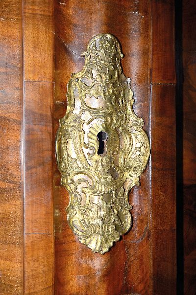 27062819a - Frankfurter Wellenschrank, um 1740/50, Nußbaumfurnier, Gesims weit ausladend mit ...