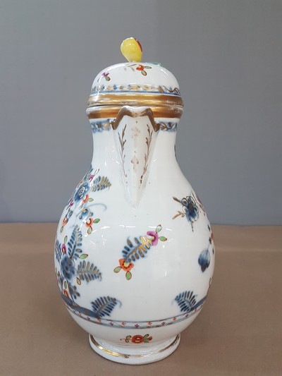 27062824b - Deckelkanne, Wien, 18. Jh., Porzellan, blauer Unterglasurdekor, Goldstaffage, am Ausguß ...