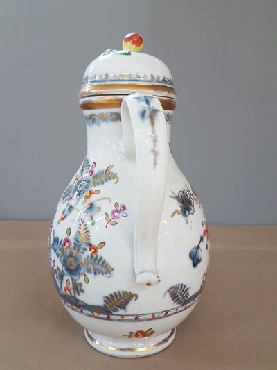 27062824d - Deckelkanne, Wien, 18. Jh., Porzellan, blauer Unterglasurdekor, Goldstaffage, am Ausguß ...