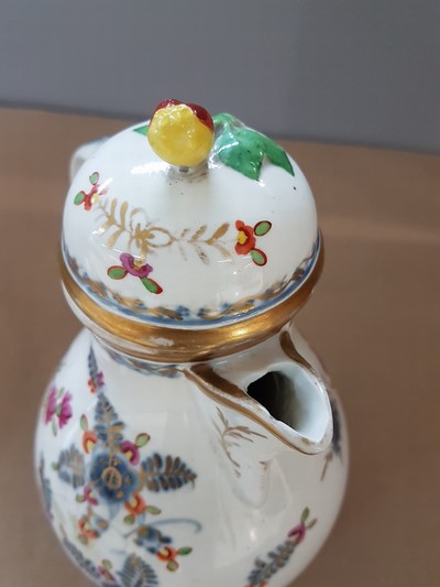 27062824e - Deckelkanne, Wien, 18. Jh., Porzellan, blauer Unterglasurdekor, Goldstaffage, am Ausguß ...