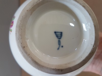 27062824g - Deckelkanne, Wien, 18. Jh., Porzellan, blauer Unterglasurdekor, Goldstaffage, am Ausguß ...