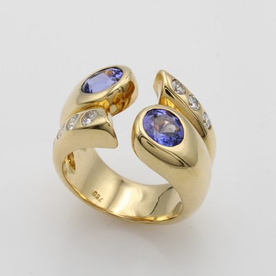 27062856a - Ring mit Tansaniten und Brillanten, GG 750/ 000, 2 Tansanite zus. ca. 3.32 ct, 7 Brill. ...