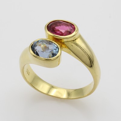 27062862a - Ring mit ovalen Farbsteinen, GG 585/000, Tansanit ca. 1.7 ct, roter Turmalin ca. 1.13 ...