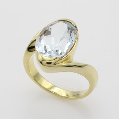 27062895a - Ring mit Aquamarin, GG 585/000, ovaler Aquam. ca. 5.9 ct, versetzte Ringschiene, RW ca. ...