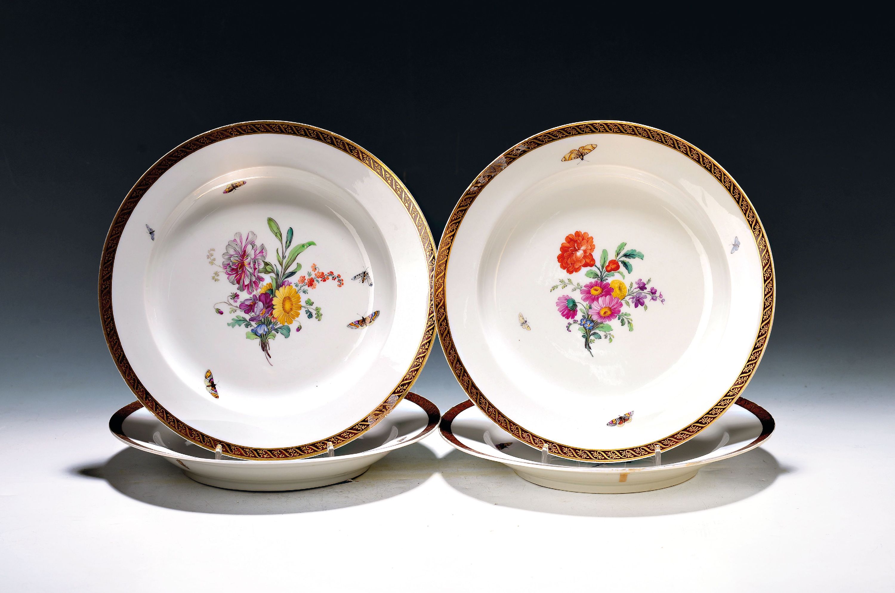 Image 27062912 - Fünf Teller, KPM Berlin, Porzellan, vier davon um 1780, bordeauxfarbener Rand mit ...