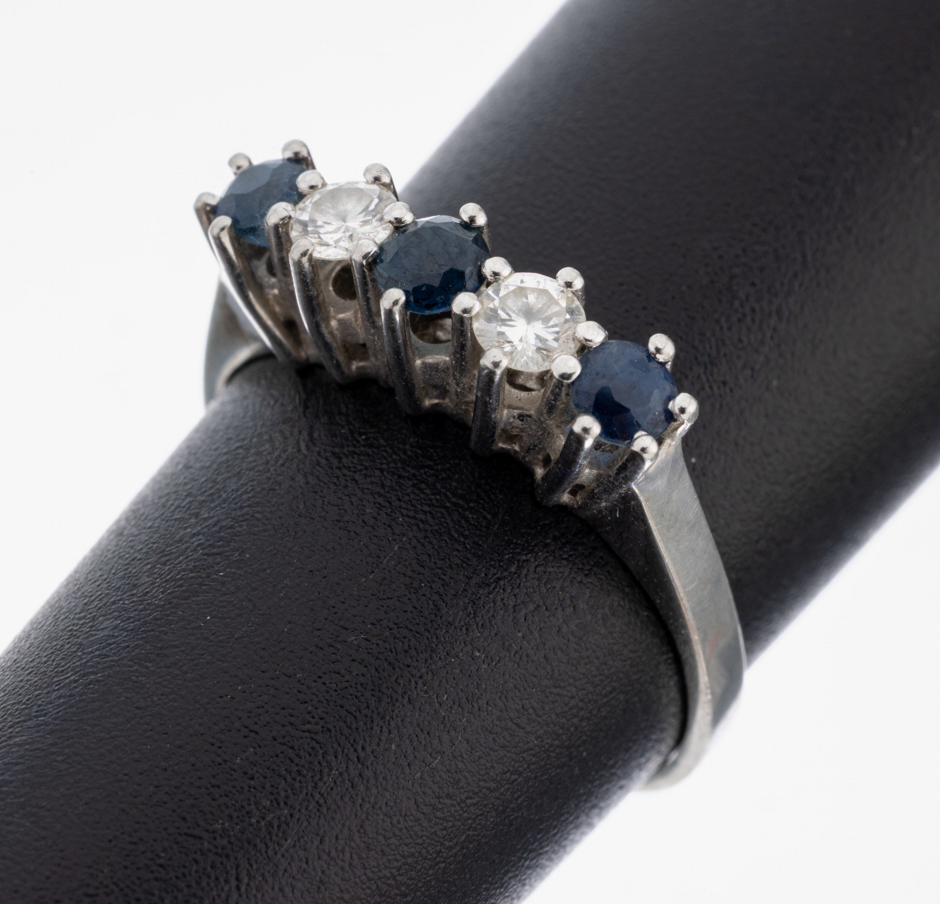 Image 27062916 - 18 kt Gold Saphir-Brillant-Ring, WG 750/000, 3 rundfacett. Saphire zus. ca. 0.25 ct, 2 ...