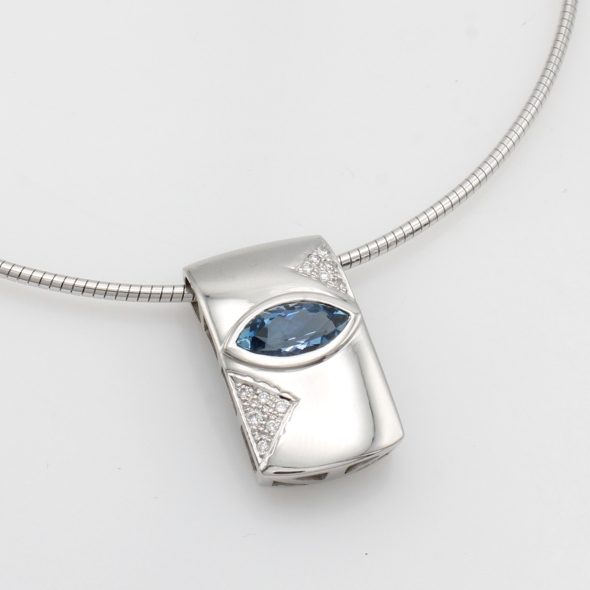 Image 27062926 - Anhänger mit Aquamarin und Diamanten an Omegareif, WG 585/000, navettef. Aquam. ca. 2 ...