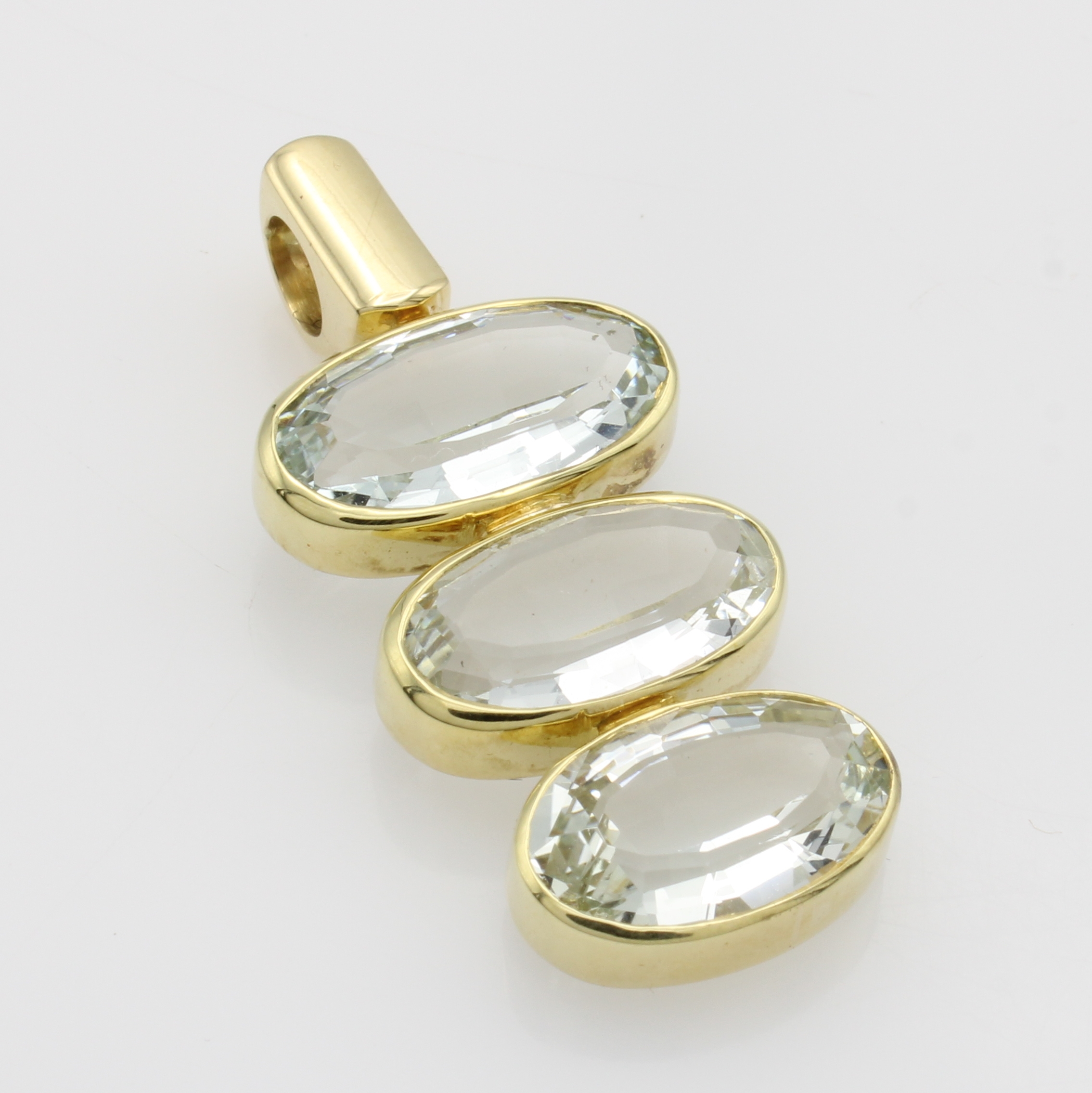 Image 27062931 - Anhänger mit Aquamarinen, GG 585/000, 3 ovale Aquam. zus. ca. 12 ct Schätzpreis: 1940, ...