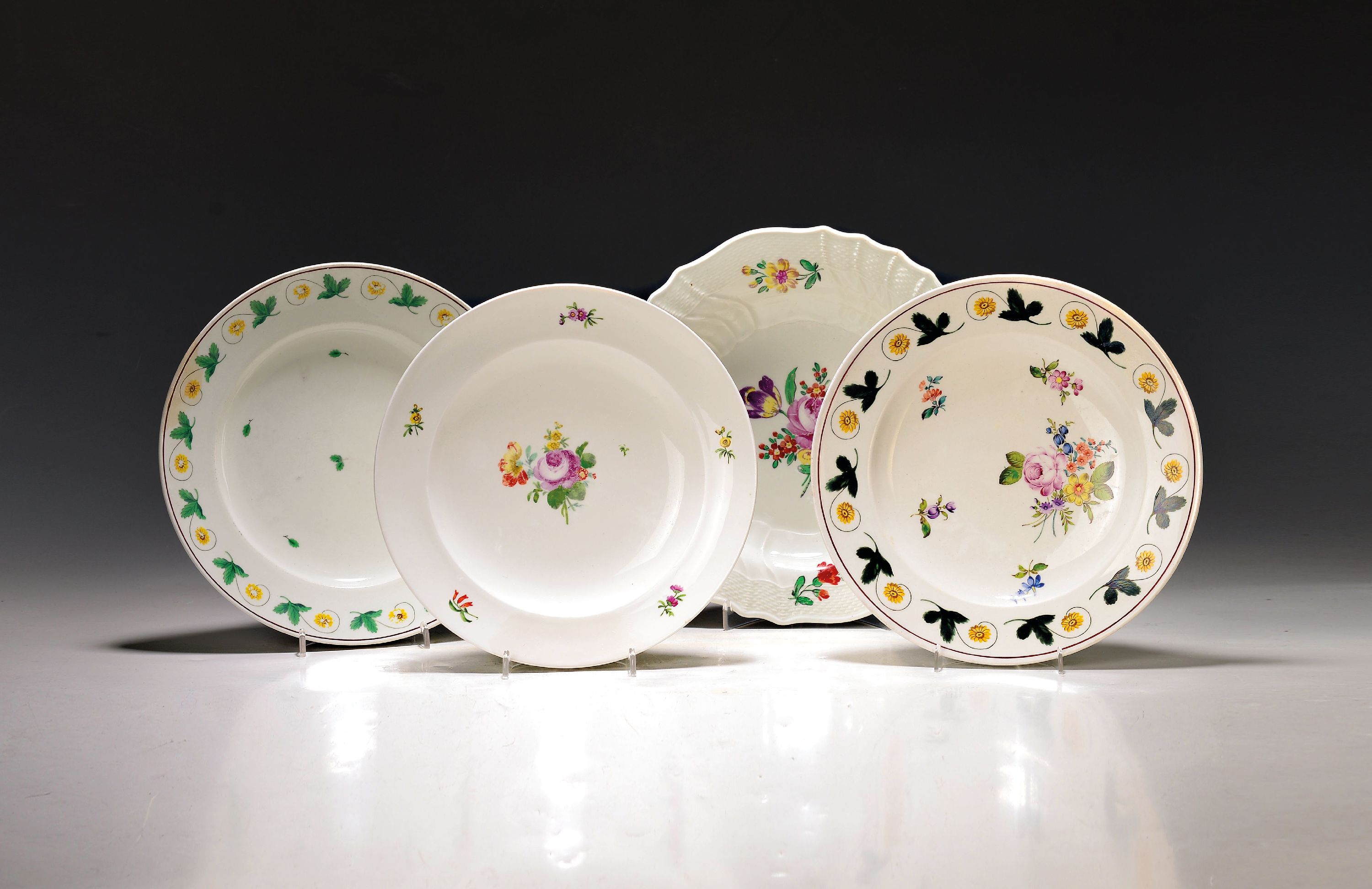 Image 27062941 - Vier Teller und ovale Platte, Wien, 18. Jh. und Anfang 19. Jh., Platte mit ...