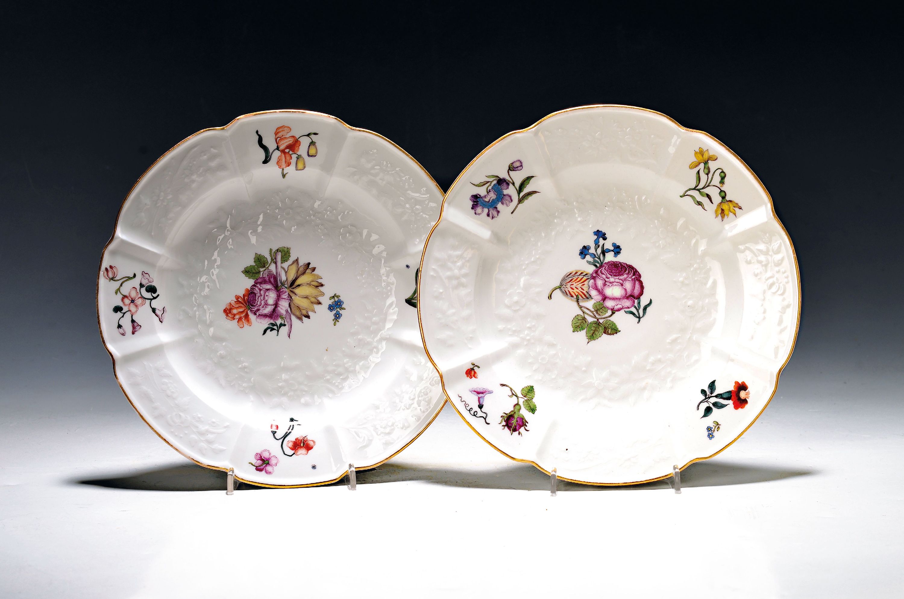 Image 27062945 - Paar barocke Teller, Meissen, um 1750, Gotzkowski Relief, feine Holzschnittblumen, ...