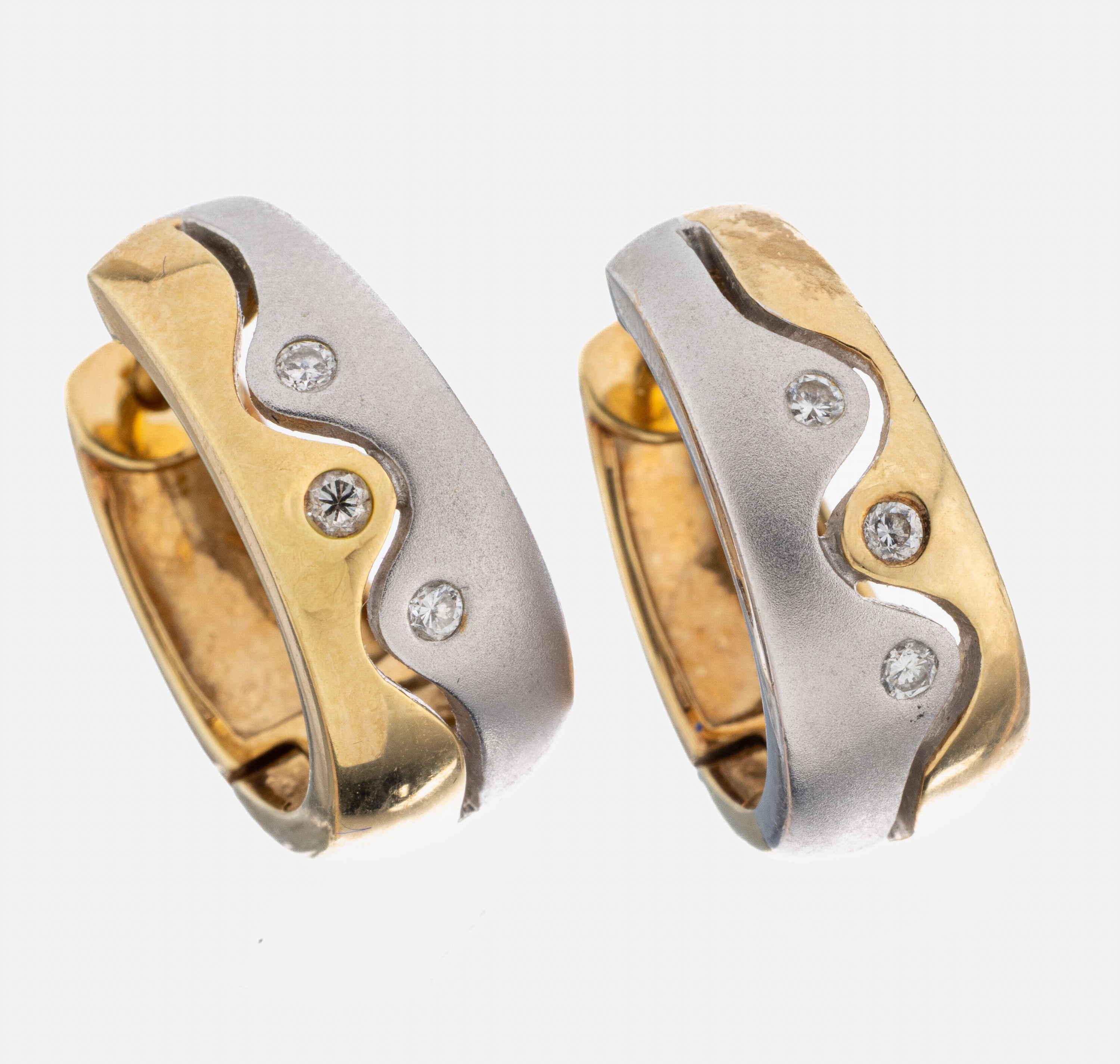 Image 27062946 - Paar 14 kt Gold Diamant Creolen, GG/WG 585/000, wellenf. in GG und WG, bes. mit 6 ...