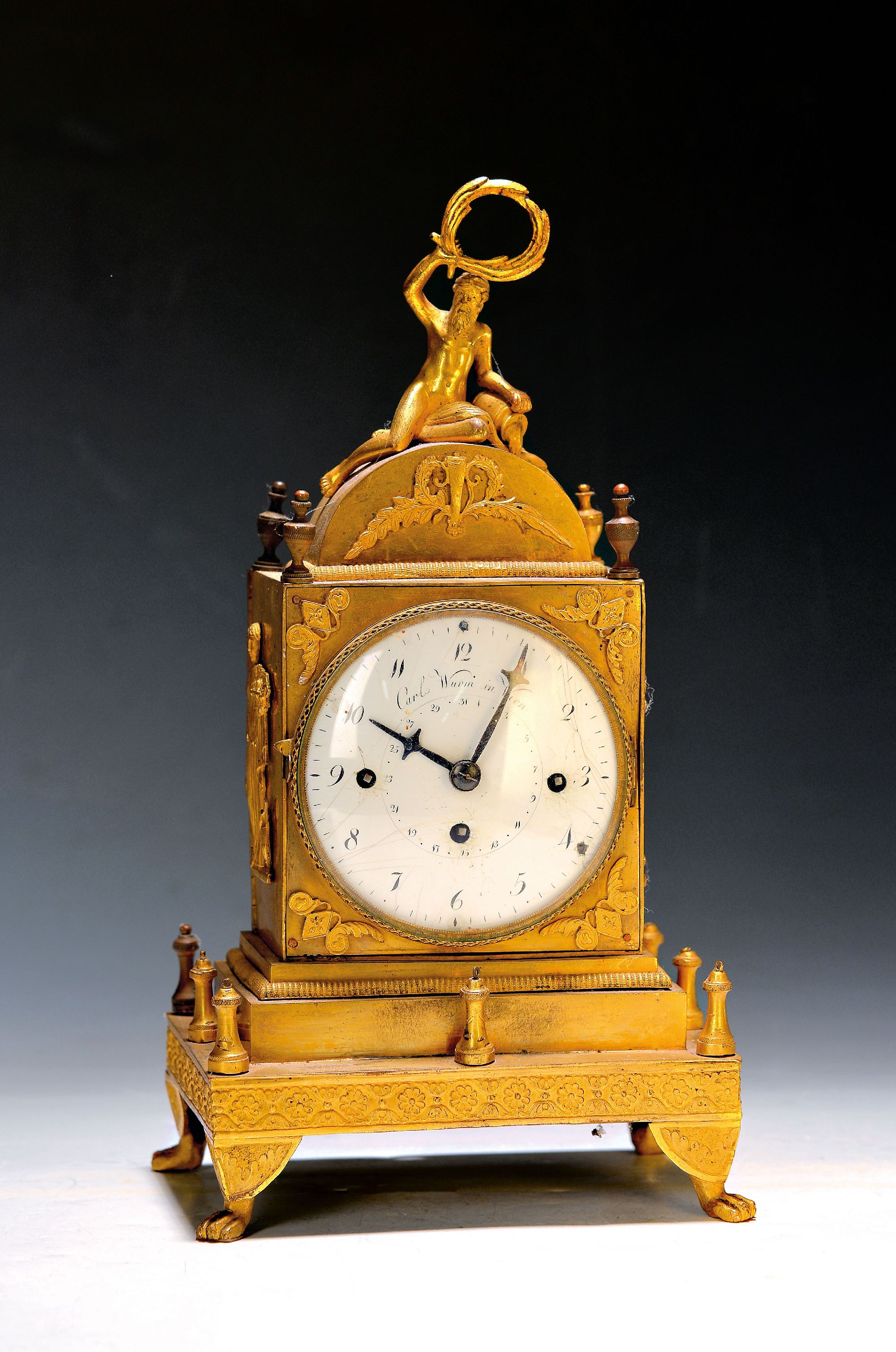 Image 27062970 - Kleine Tischuhr, mit Wiener Schlag, Wien um 1830, verziertes Bronzegehäuse (ehemals ...