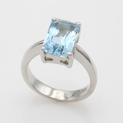 27062906a - Ring mit Aquamarin, WG 585/000, rechteckiger Aquam. in Krappenfassung ca. 2.5 ct, RW ca. ...