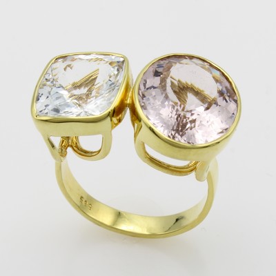 27062910a - Ring mit Farbsteinen, GG 585/000, ovaler Morganit ca. 7.9 ct, rechteckiger Aquam. ca. ...