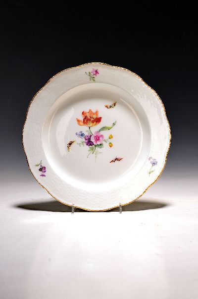27062912a - Fünf Teller, KPM Berlin, Porzellan, vier davon um 1780, bordeauxfarbener Rand mit ...