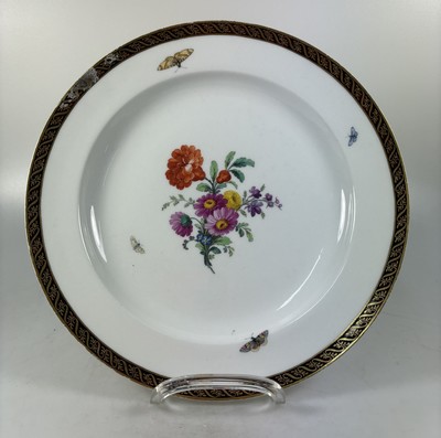 27062912b - Fünf Teller, KPM Berlin, Porzellan, vier davon um 1780, bordeauxfarbener Rand mit ...