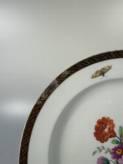 27062912c - Fünf Teller, KPM Berlin, Porzellan, vier davon um 1780, bordeauxfarbener Rand mit ...