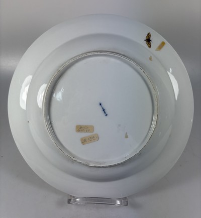 27062912d - Fünf Teller, KPM Berlin, Porzellan, vier davon um 1780, bordeauxfarbener Rand mit ...