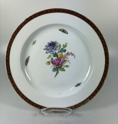 27062912e - Fünf Teller, KPM Berlin, Porzellan, vier davon um 1780, bordeauxfarbener Rand mit ...