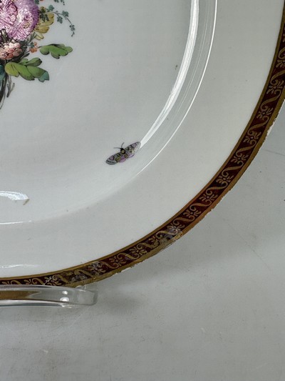 27062912g - Fünf Teller, KPM Berlin, Porzellan, vier davon um 1780, bordeauxfarbener Rand mit ...