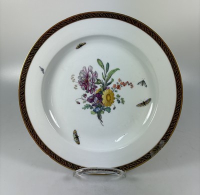 27062912h - Fünf Teller, KPM Berlin, Porzellan, vier davon um 1780, bordeauxfarbener Rand mit ...