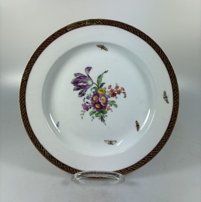 27062912j - Fünf Teller, KPM Berlin, Porzellan, vier davon um 1780, bordeauxfarbener Rand mit ...