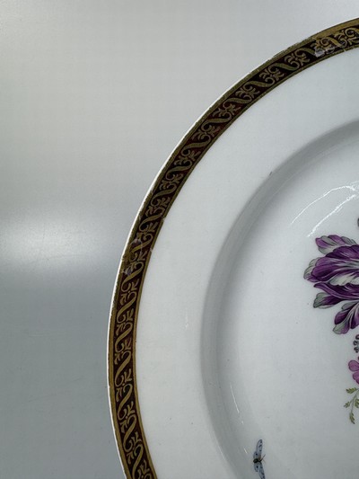 27062912l - Fünf Teller, KPM Berlin, Porzellan, vier davon um 1780, bordeauxfarbener Rand mit ...