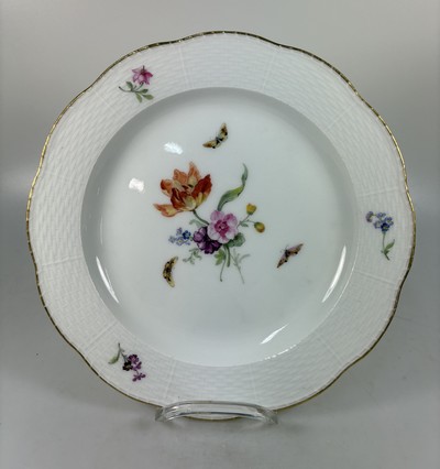 27062912m - Fünf Teller, KPM Berlin, Porzellan, vier davon um 1780, bordeauxfarbener Rand mit ...