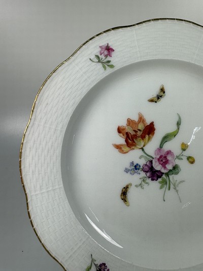 27062912n - Fünf Teller, KPM Berlin, Porzellan, vier davon um 1780, bordeauxfarbener Rand mit ...