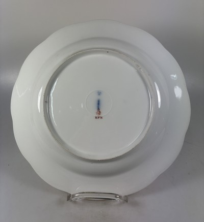 27062912o - Fünf Teller, KPM Berlin, Porzellan, vier davon um 1780, bordeauxfarbener Rand mit ...