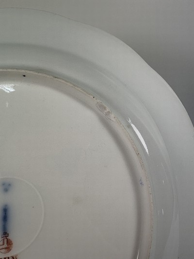 27062912p - Fünf Teller, KPM Berlin, Porzellan, vier davon um 1780, bordeauxfarbener Rand mit ...